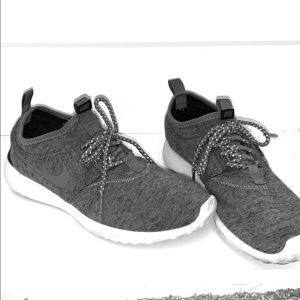 Women’s Nike “sock” sneakers !